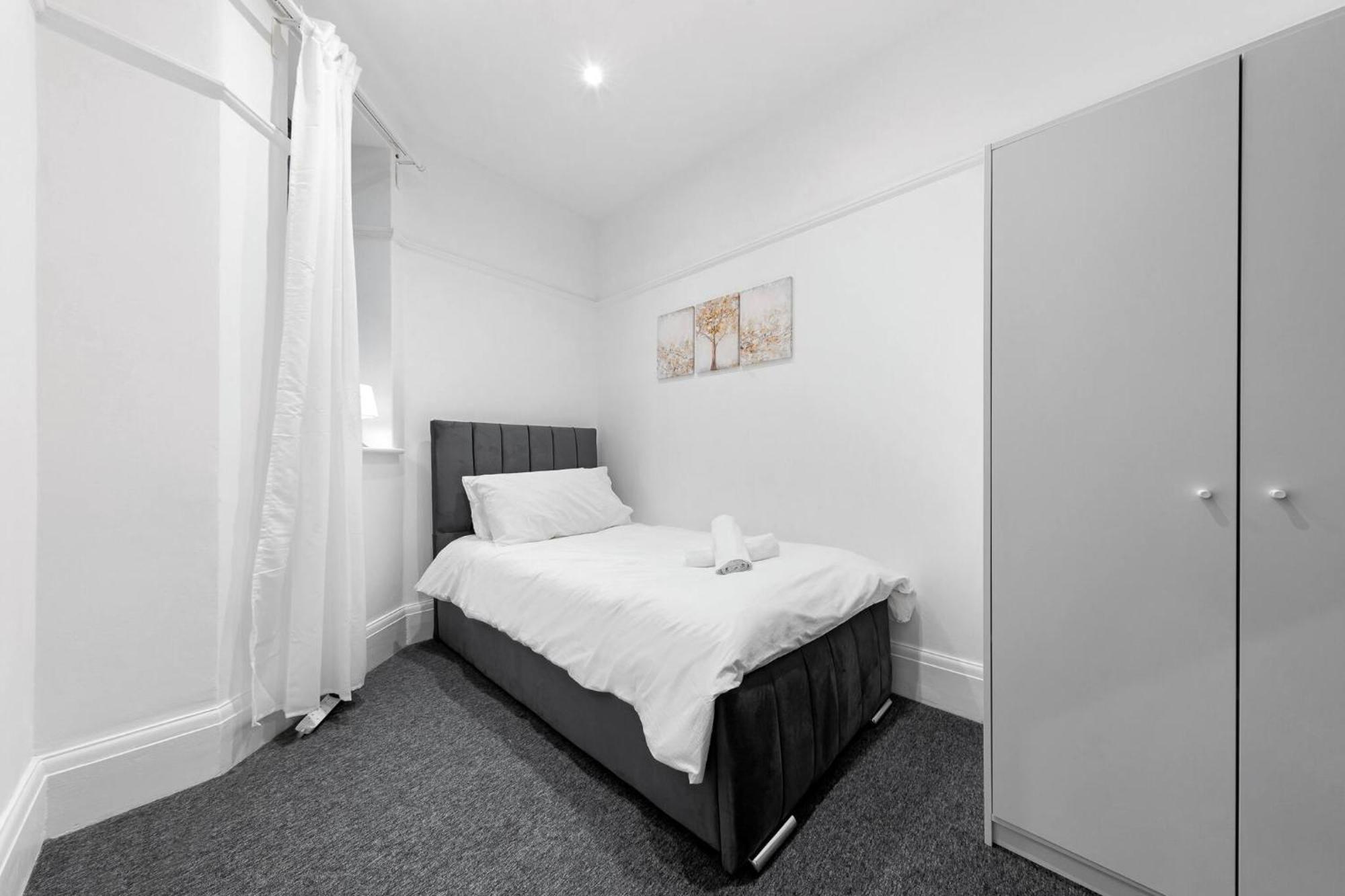 Luxury Serviced In Central Apartment *